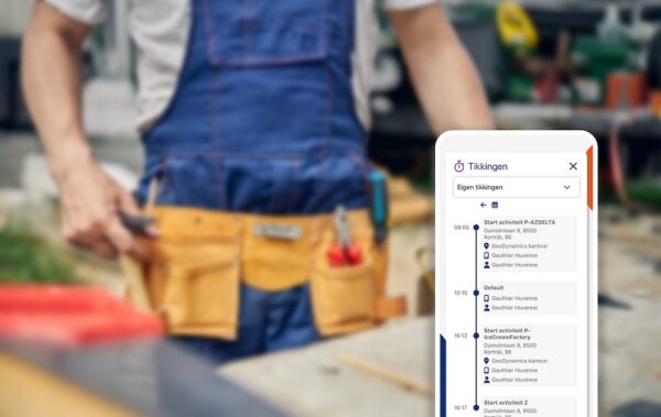 Technieker registreert start en stop van een opdracht via digitale tijdregistratie