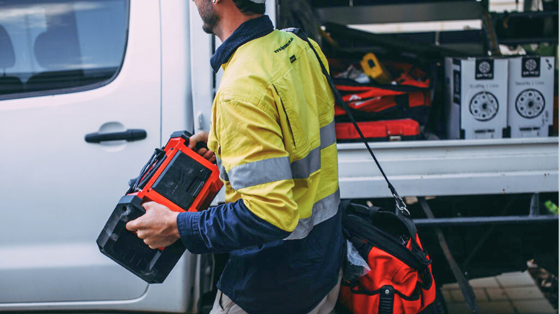 Bestelwagen van mobiele medewerker die opgevolgd wordt via track en trace systeem