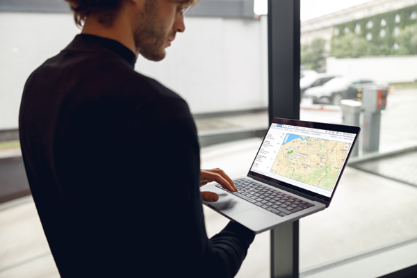 HR-medewerker die realtime tijdsregistraties ontvangt via geïntegreerde badgelezer met track en trace