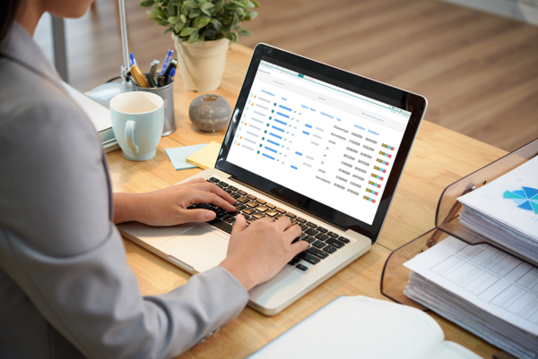 Kmo in de installatiesector bekijkt tijdregistratie en planning in een online dashboard