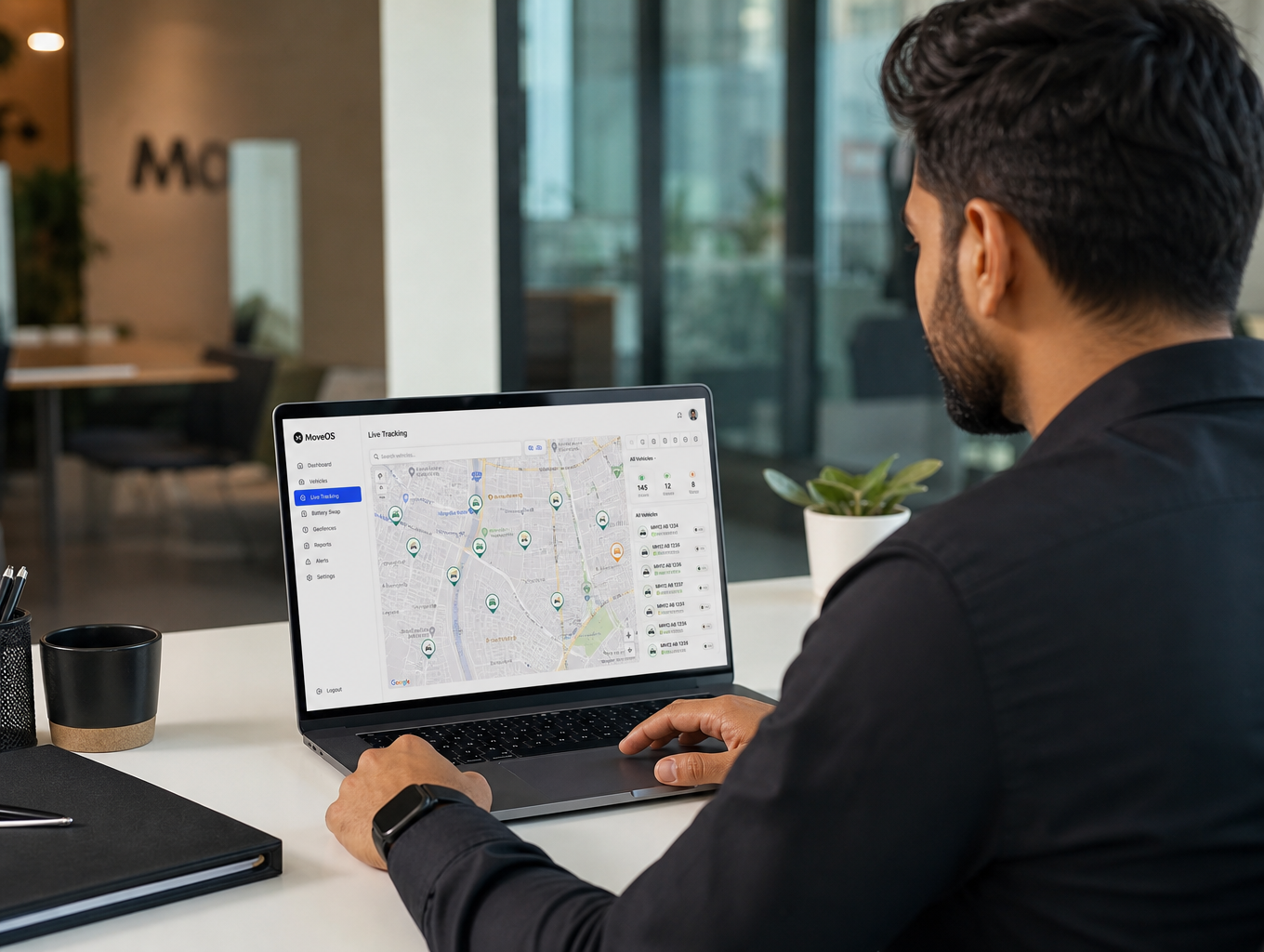 Fleet manager bekijkt GPS-tracking dashboard van bedrijfsscooters en e-bikes op laptop

